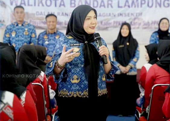 Bunda Eva Serahkan Insentif Kader Posyandu dan Kesehatan di GSG Xaverius